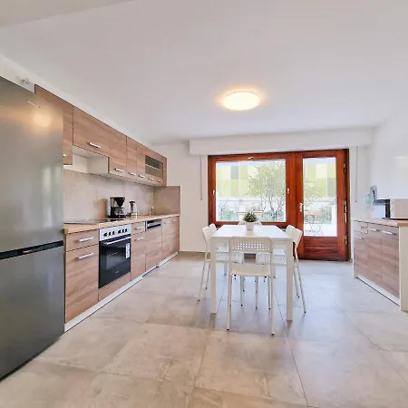 Raj Living - 6 House With Terrace And Parking - 25 Min Messe Dus & Airport Dus *